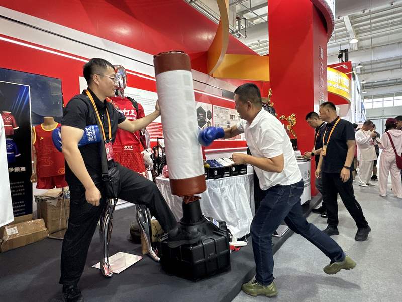 观众击打智能沙袋测试拳力。 新京报记者 孙海光 摄