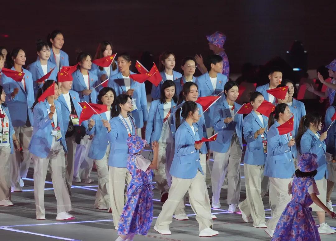 中国体育代表团入场。