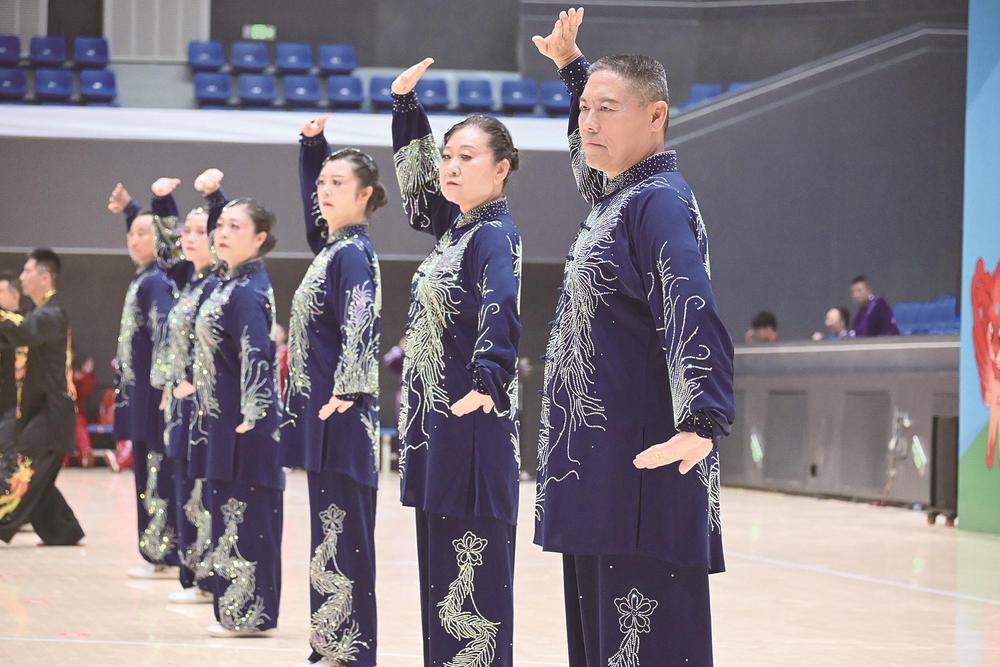 图为健身气功比赛现场。 张曦 摄